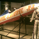 El cohete y uniforme originales de Evel Knievel. Foto: Wikimedia Commons